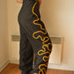 Pantalon vintage noir de seconde main avec motif abstrait composé de laine et de soie brodé et tricoté à la main au Québec par l’artiste Caroline Auger
