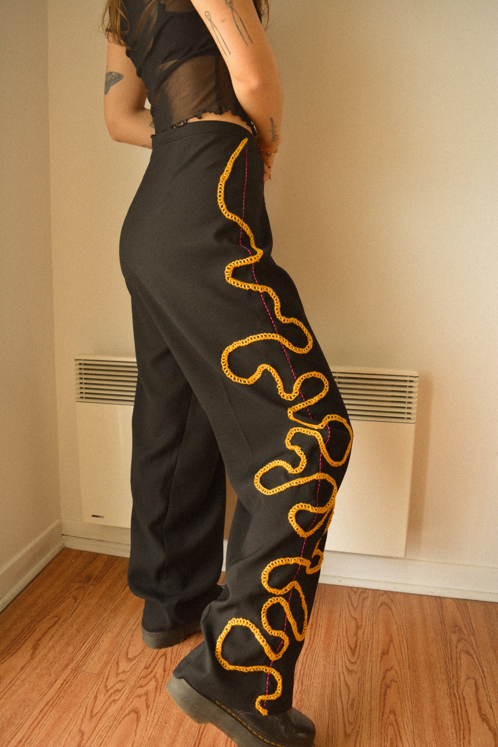 Pantalon vintage noir de seconde main avec motif abstrait composé de laine et de soie brodé et tricoté à la main au Québec par l’artiste Caroline Auger