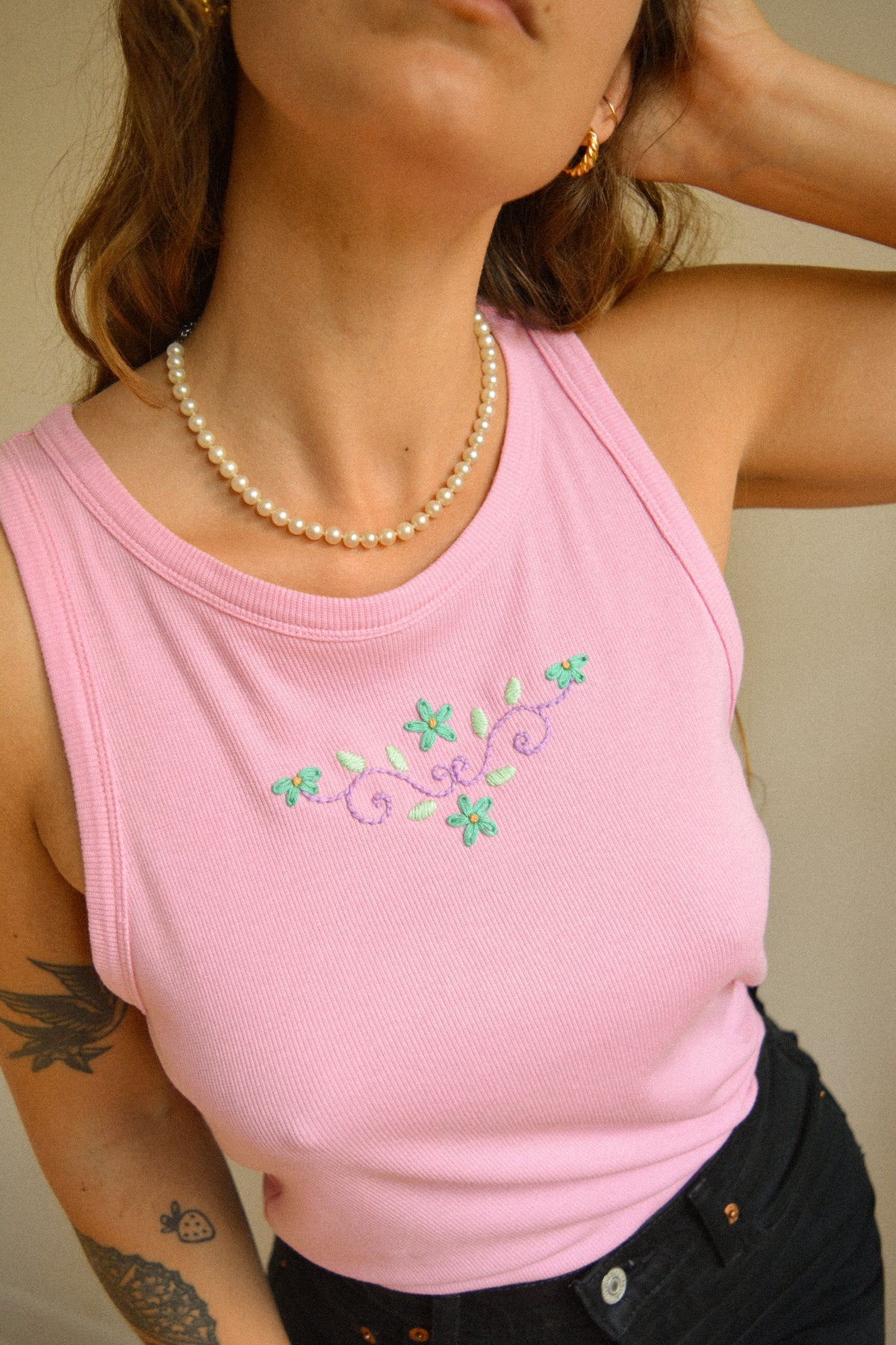 Camisole rose vintage avec motif de fleurs brodées à la main au Québec par l’artiste et designer Caroline Auger
