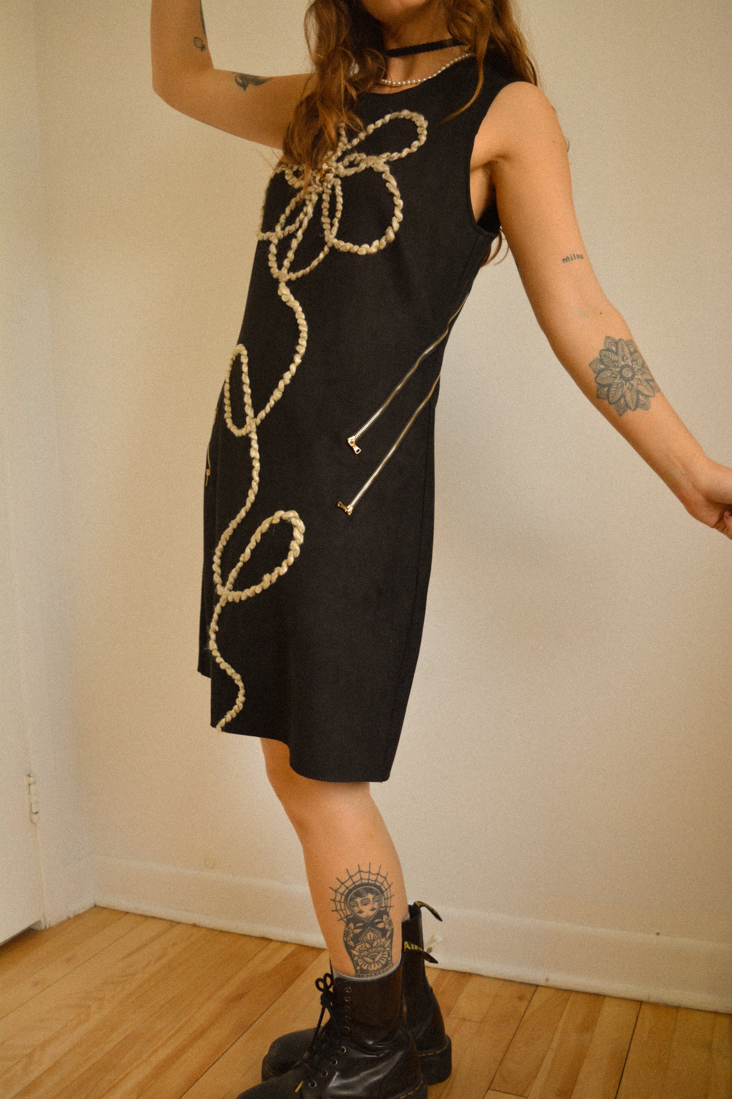 Robe noir vintage en suède avec motif d’une fleur brodé à la main par l’artiste et désigner québécoise Caroline Auger