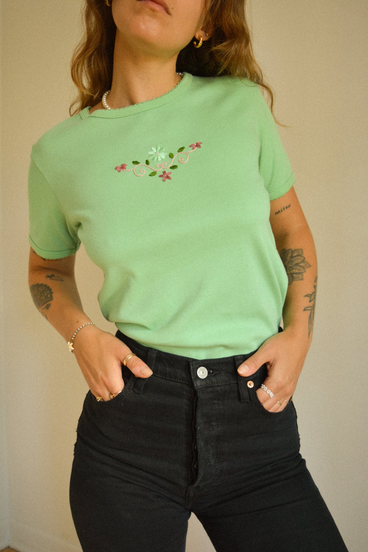 Chandail vintage à manches courtes vert avec motif de fleurs brodées à la main au Québec par l’artiste et designer Caroline Auger