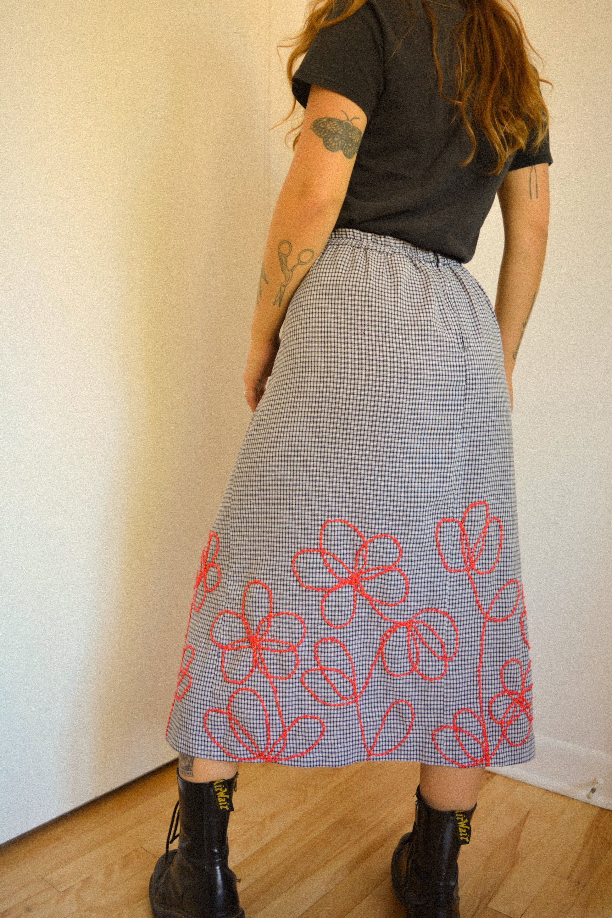 Jupe de motifs à carreaux bleu vintage de seconde main à broderie de fleurs rouge fait à la main au Québec par l’artiste Caroline Auger