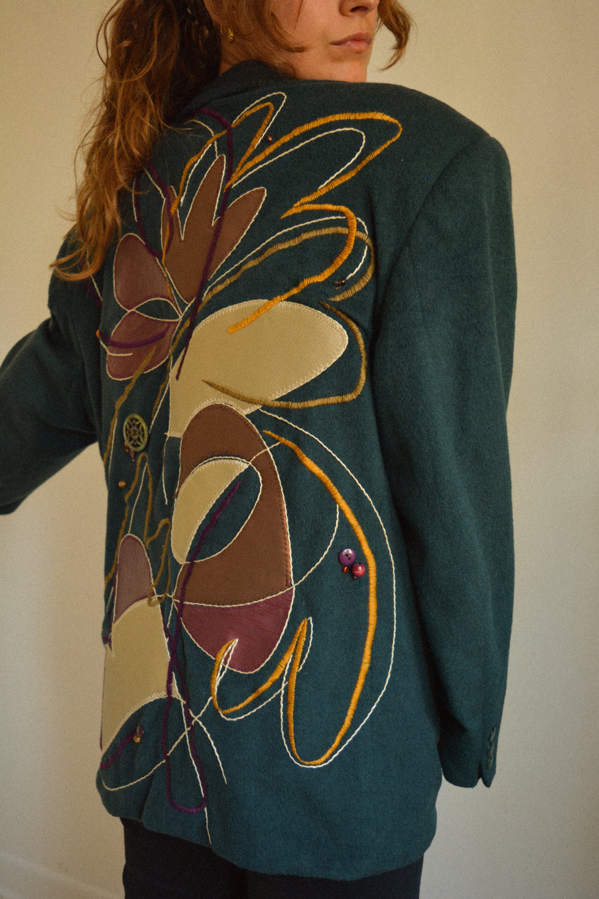 Veston vintage en laine bleu vert avec patch en vinyle, billes recyclées et lignes brodées à la main au Québec par l’artiste et designer Caroline Auger