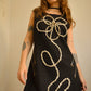 Robe noir vintage en suède avec motif d’une fleur brodé à la main par l’artiste et désigner québécoise Caroline Auger