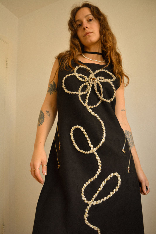 Robe noir vintage en suède avec motif d’une fleur brodé à la main par l’artiste et désigner québécoise Caroline Auger