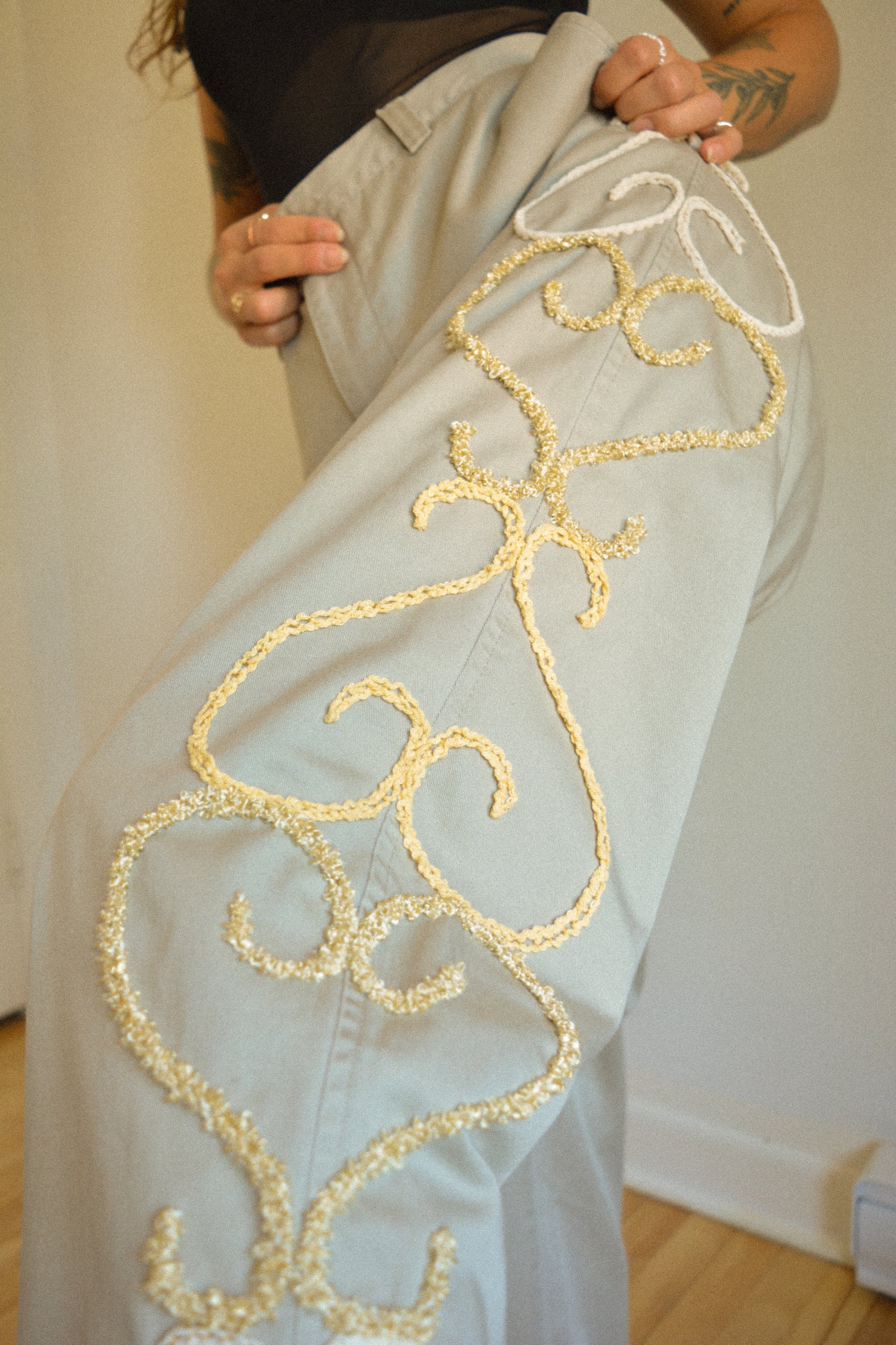 Pantalon vintage gris à motifs ornementales en laine brodés à la main au Québec par l’artiste et designer Caroline Auger