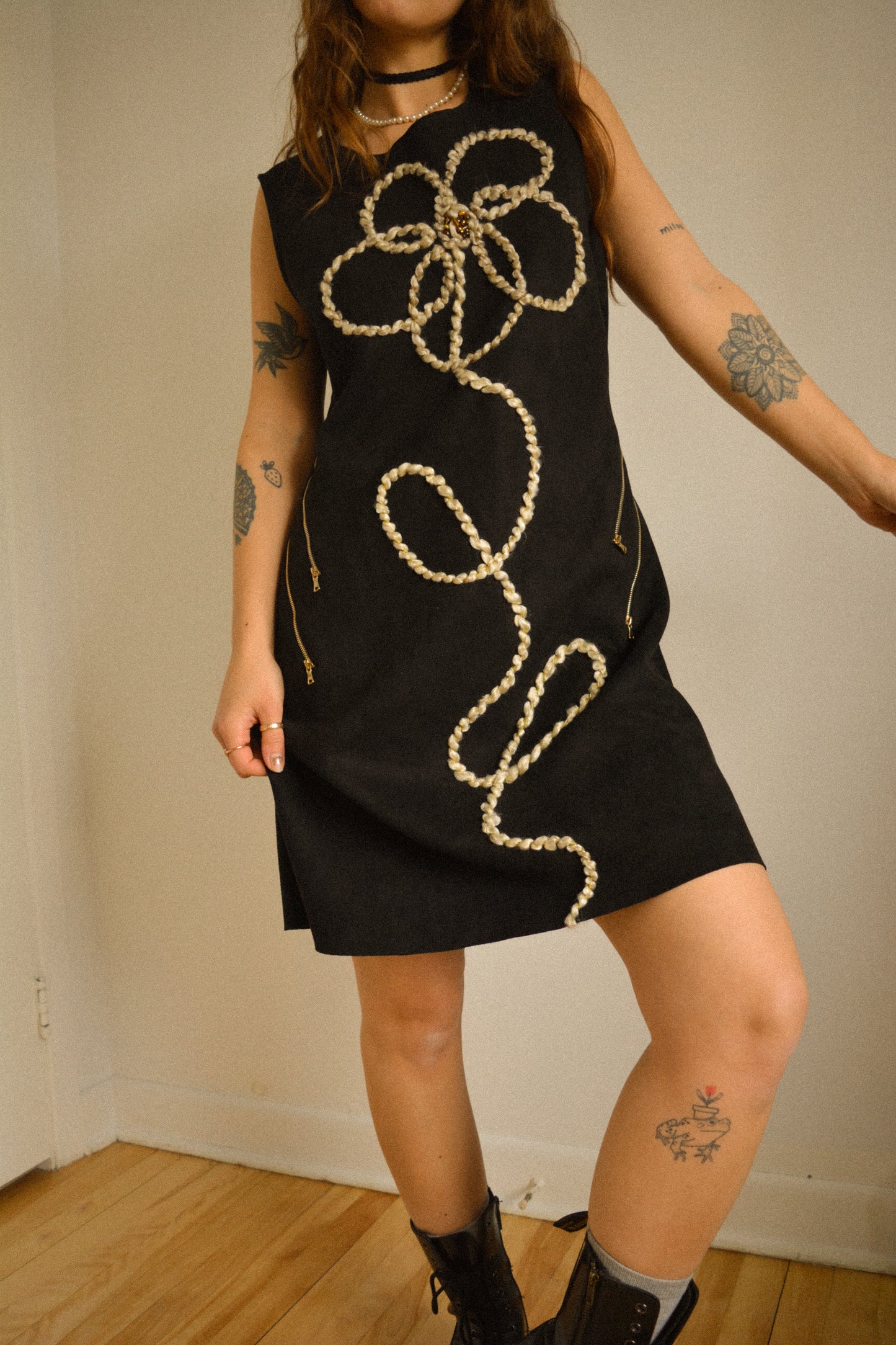 Robe noir vintage en suède avec motif d’une fleur brodé à la main par l’artiste et désigner québécoise Caroline Auger