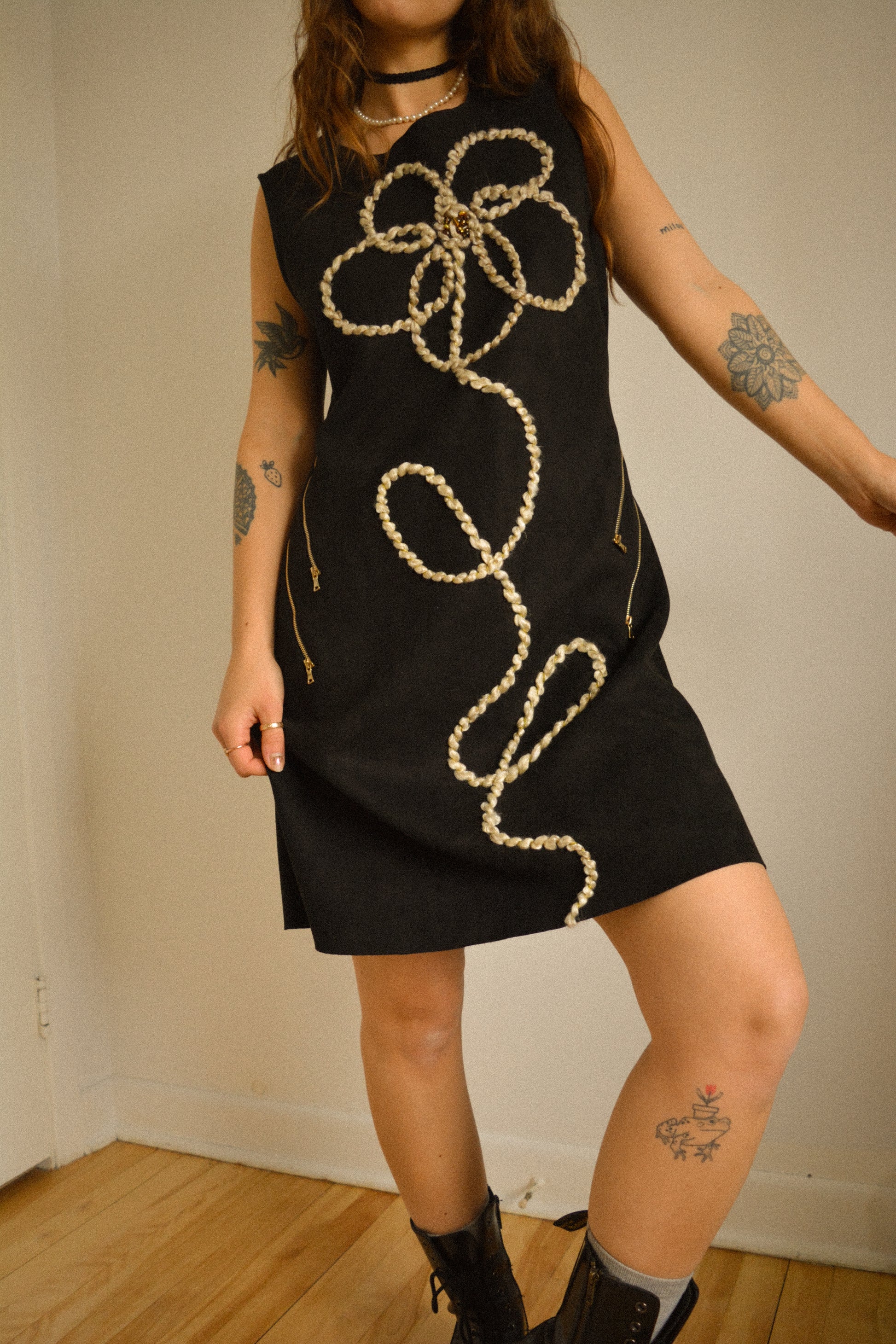 Robe noir vintage en suède avec motif d’une fleur brodé à la main par l’artiste et désigner québécoise Caroline Auger