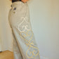 Pantalon vintage gris à motifs ornementales en laine brodés à la main au Québec par l’artiste et designer Caroline Auger