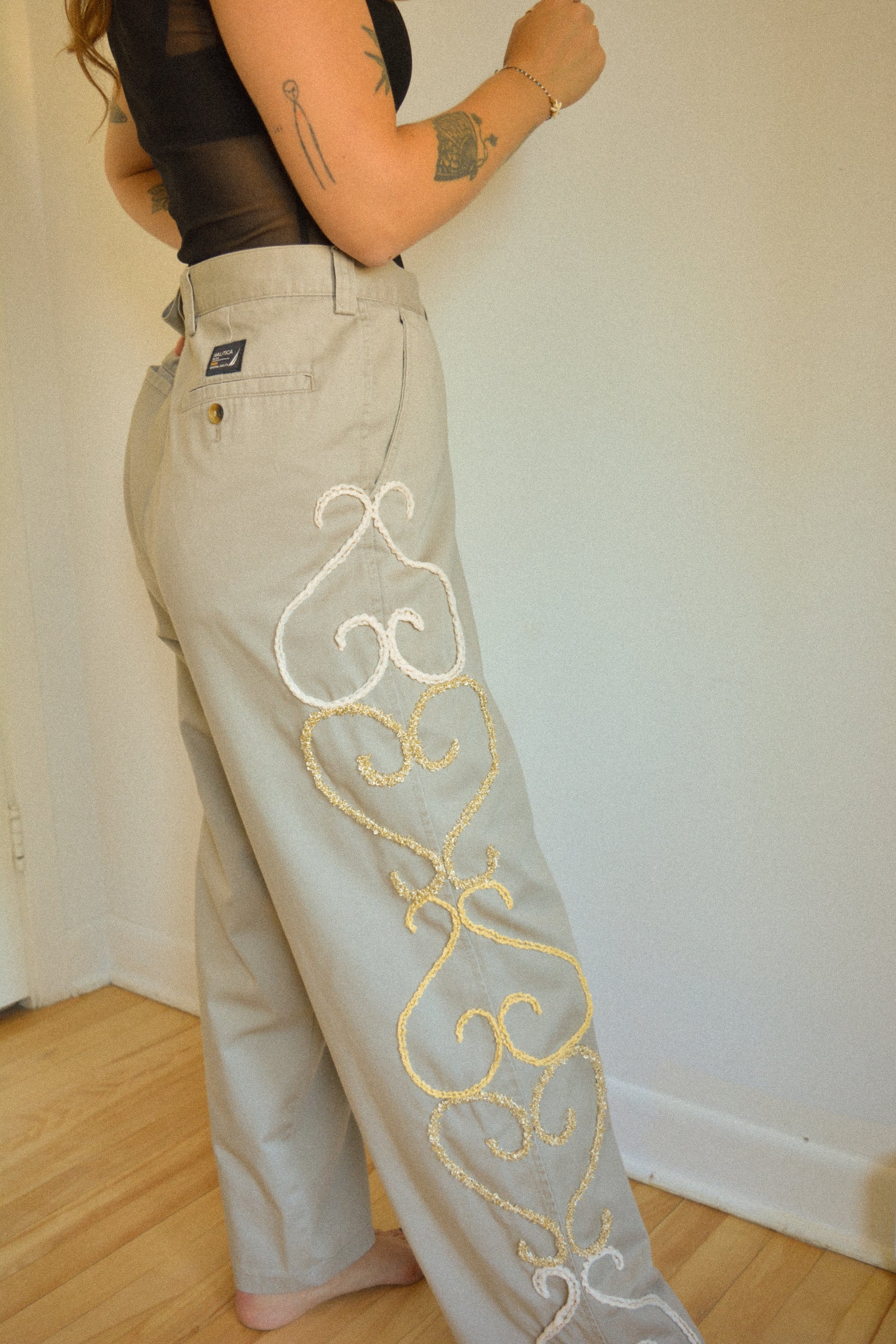 Pantalon vintage gris à motifs ornementales en laine brodés à la main au Québec par l’artiste et designer Caroline Auger