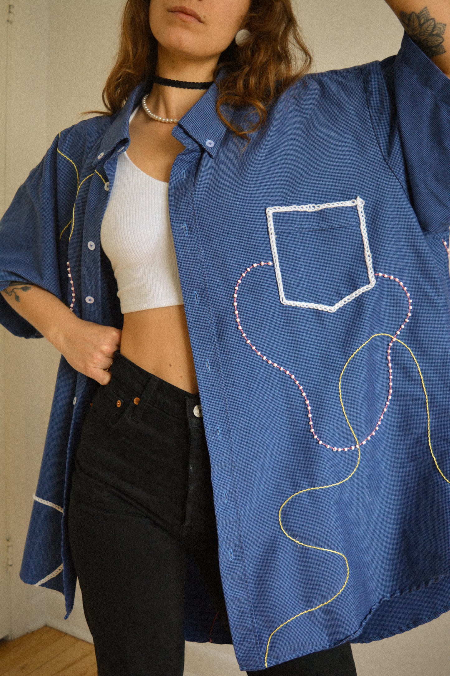 Chemise vintage à manche courte bleu avec billes, laine et lignes abstraites brodées à la main par l’artiste et désigner québécoise Caroline Auger