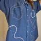 Chemise vintage à manche courte bleu avec billes, laine et lignes abstraites brodées à la main par l’artiste et désigner québécoise Caroline Auger