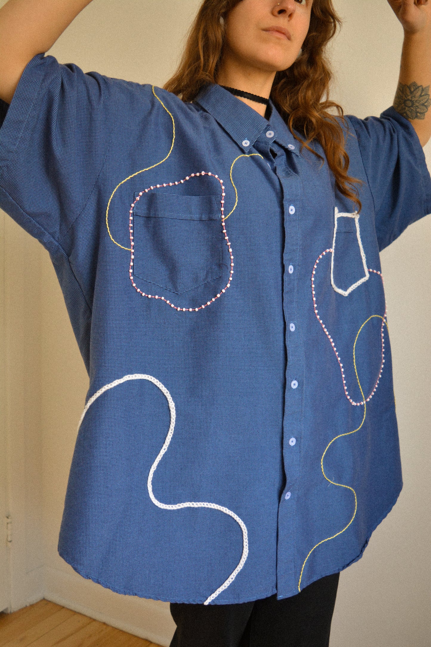 Chemise vintage à manche courte bleu avec billes, laine et lignes abstraites brodées à la main par l’artiste et désigner québécoise Caroline Auger