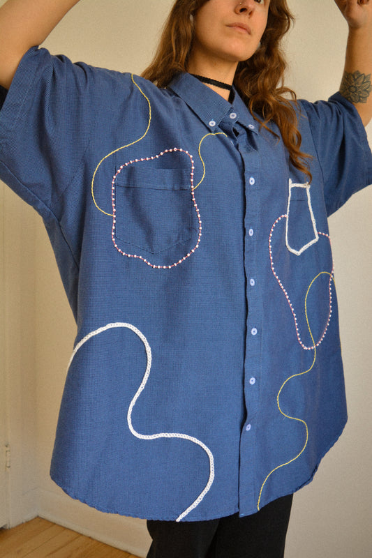 Chemise vintage à manche courte bleu avec billes, laine et lignes abstraites brodées à la main par l’artiste et désigner québécoise Caroline Auger