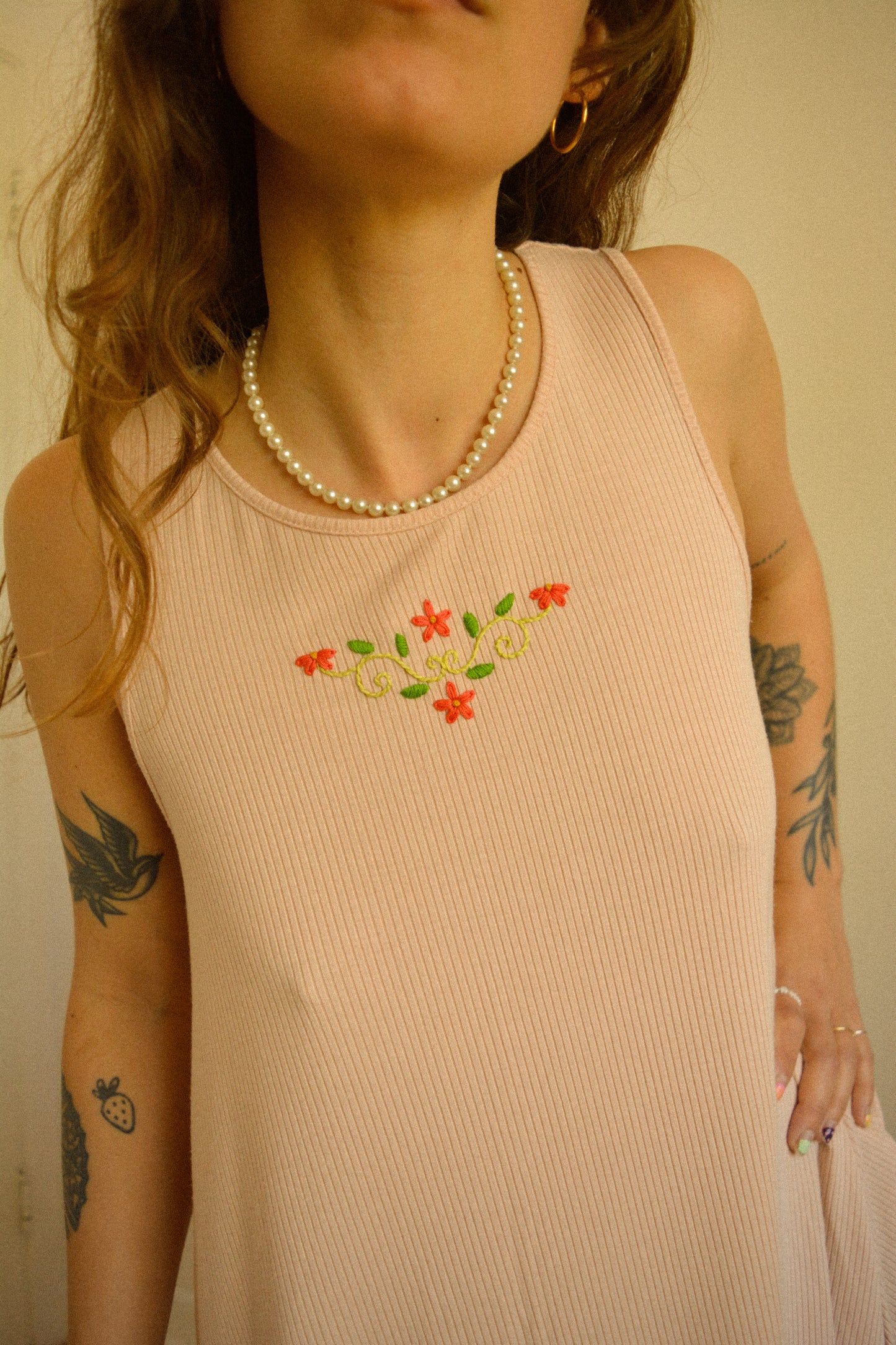 Robe rose pâle sans manches avec motif de fleurs brodées à la main au Québec par l’artiste et designer Caroline Auger
