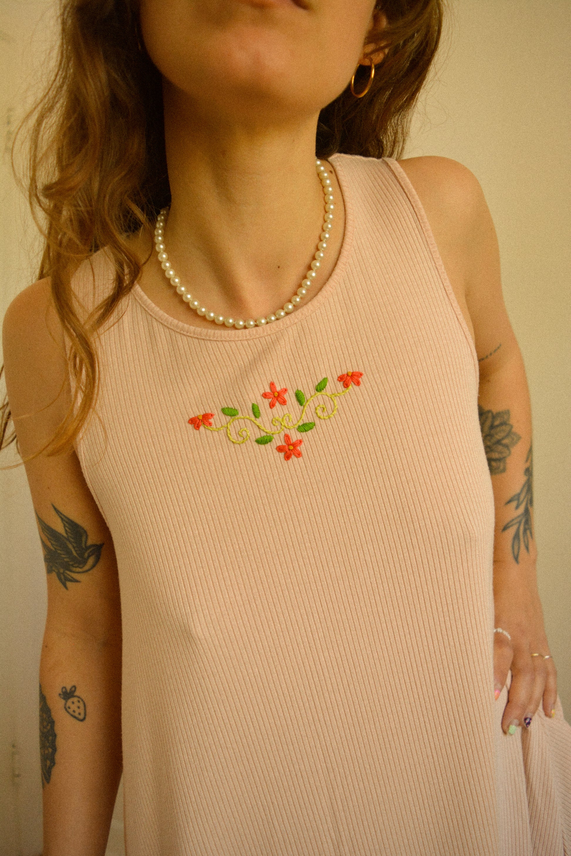 Robe rose pâle sans manches avec motif de fleurs brodées à la main au Québec par l’artiste et designer Caroline Auger