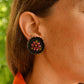 Boucles d’oreilles à fleurs brodées à la main au Québec dans des bouchons de métal recyclés par l’artiste et designer Caroline Auger.