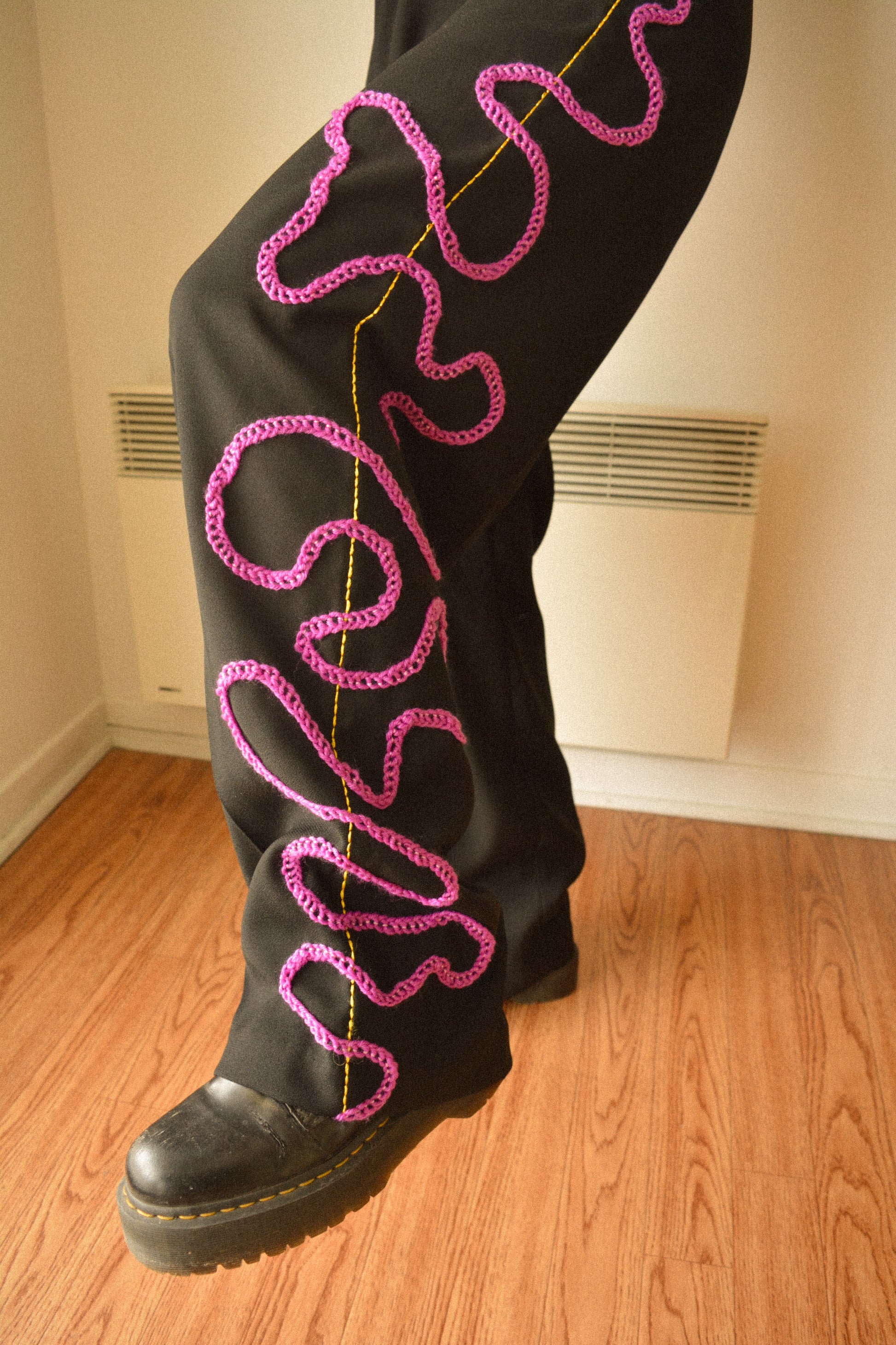 Pantalon vintage noir de seconde main avec motif abstrait composé de laine et de soie brodé et tricoté à la main au Québec par l’artiste Caroline Auger