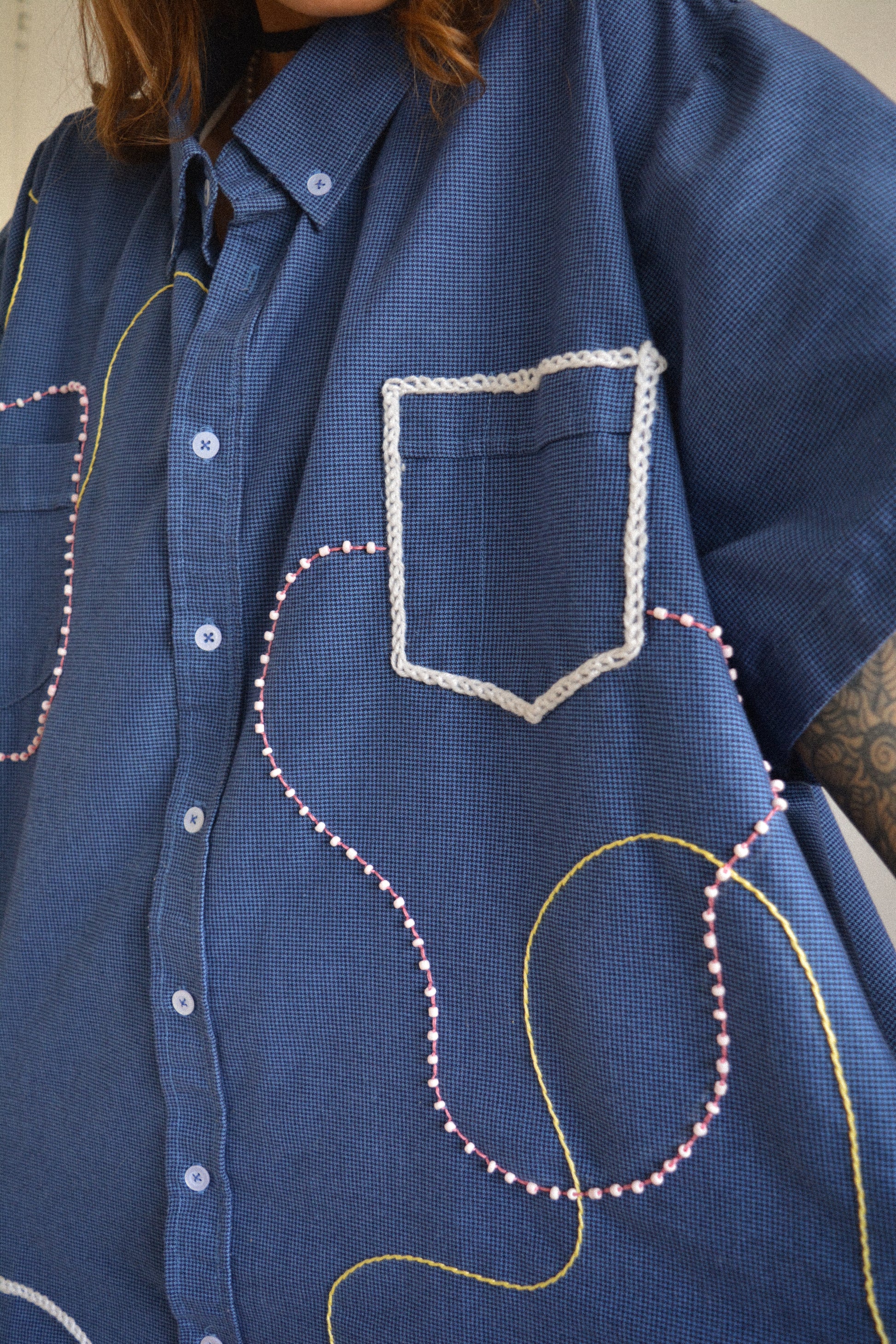 Chemise vintage à manche courte bleu avec billes, laine et lignes abstraites brodées à la main par l’artiste et désigner québécoise Caroline Auger