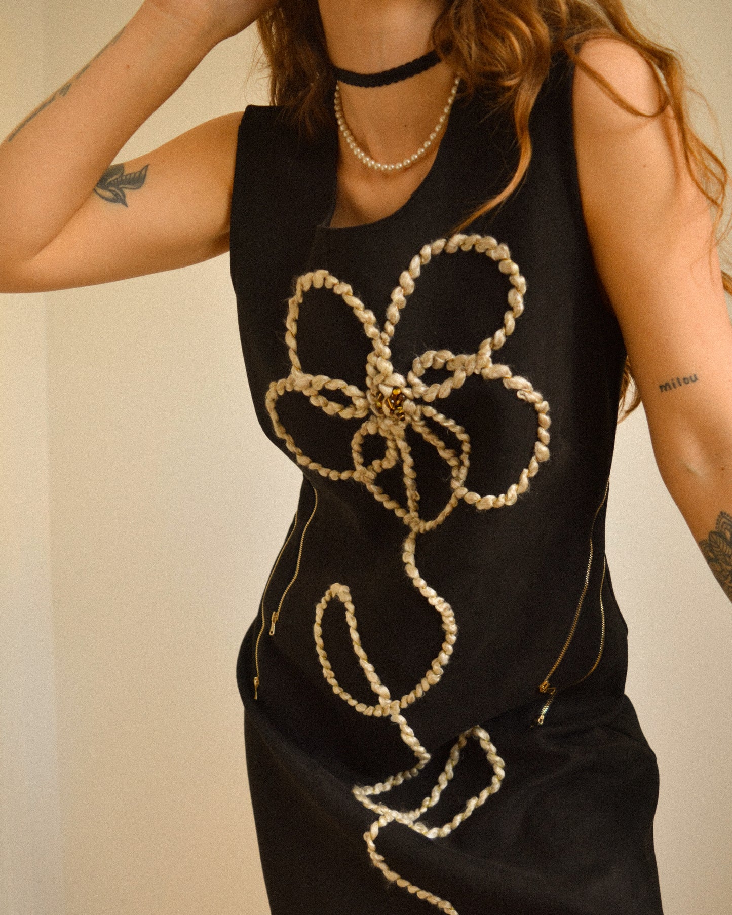 Robe noir vintage en suède avec motif d’une fleur brodé à la main par l’artiste et désigner québécoise Caroline Auger