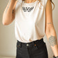 Camisole blanche vintage à motif old school brodé à la main au Québec par l’artiste Caroline Auger
