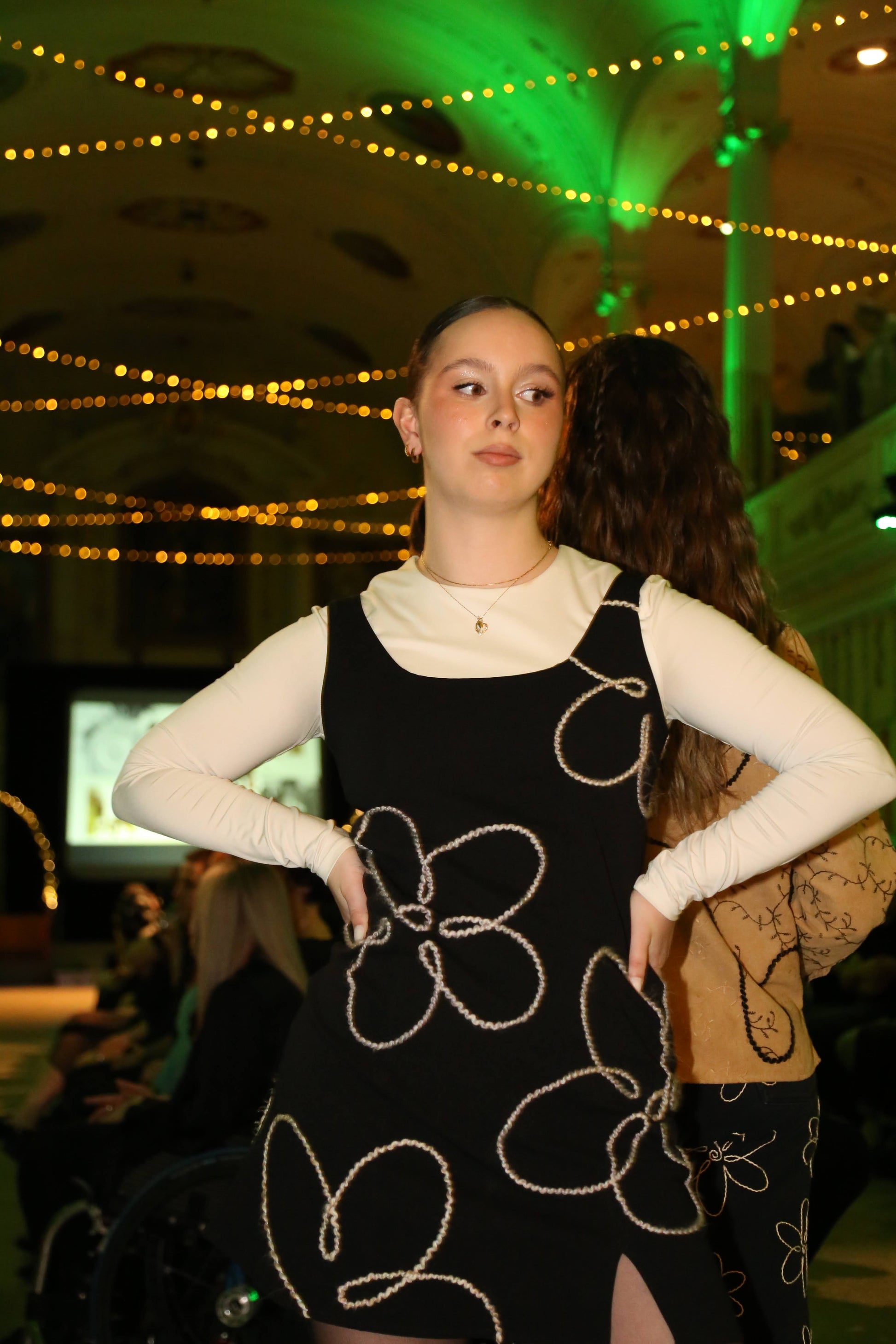 Robe noir vintage de seconde main à motifs de fleurs en laine brodées à la main au Québec par l’artiste et designer Caroline Auger