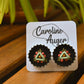 Boucles d’oreilles à fleurs brodées à la main au Québec dans des bouchons de métal recyclés par l’artiste et designer Caroline Auger.