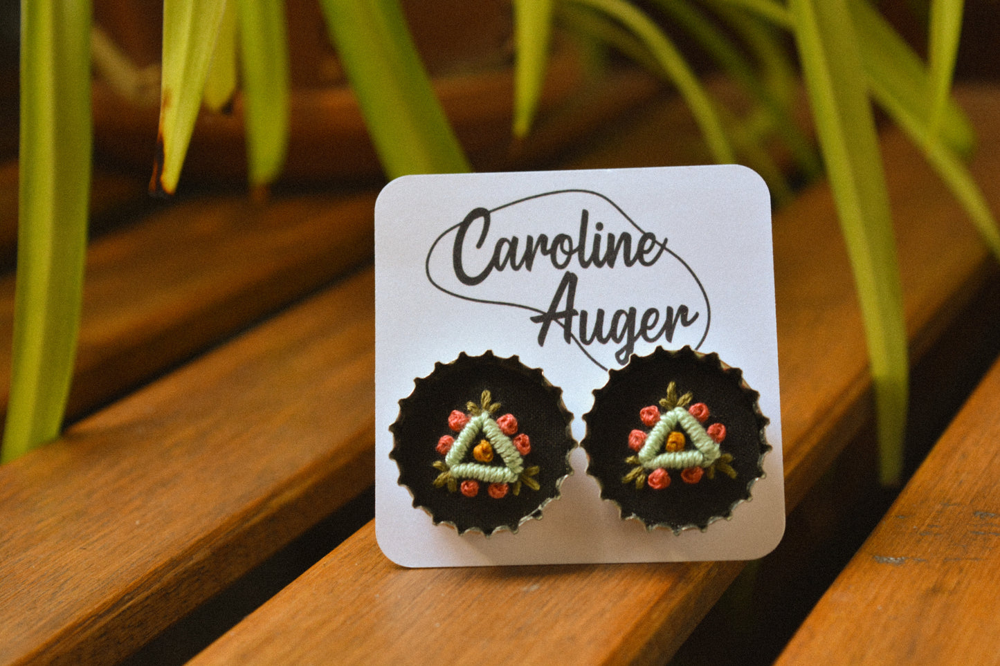 Boucles d’oreilles à fleurs brodées à la main au Québec dans des bouchons de métal recyclés par l’artiste et designer Caroline Auger.