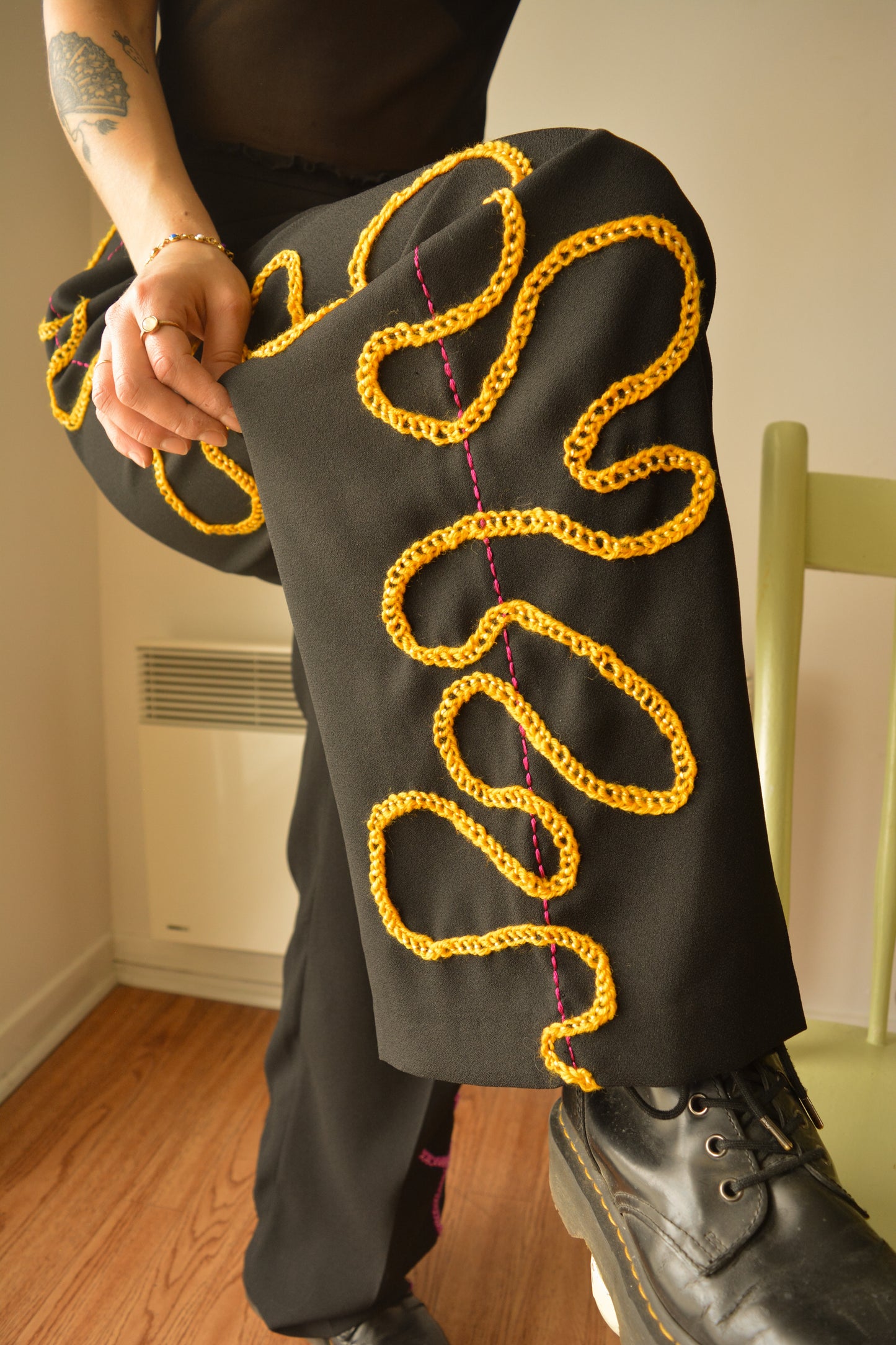 Pantalon vintage noir de seconde main avec motif abstrait composé de laine et de soie brodé et tricoté à la main au Québec par l’artiste Caroline Auger