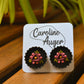 Boucles d’oreilles à fleurs brodées à la main au Québec dans des bouchons de métal recyclés par l’artiste et designer Caroline Auger.