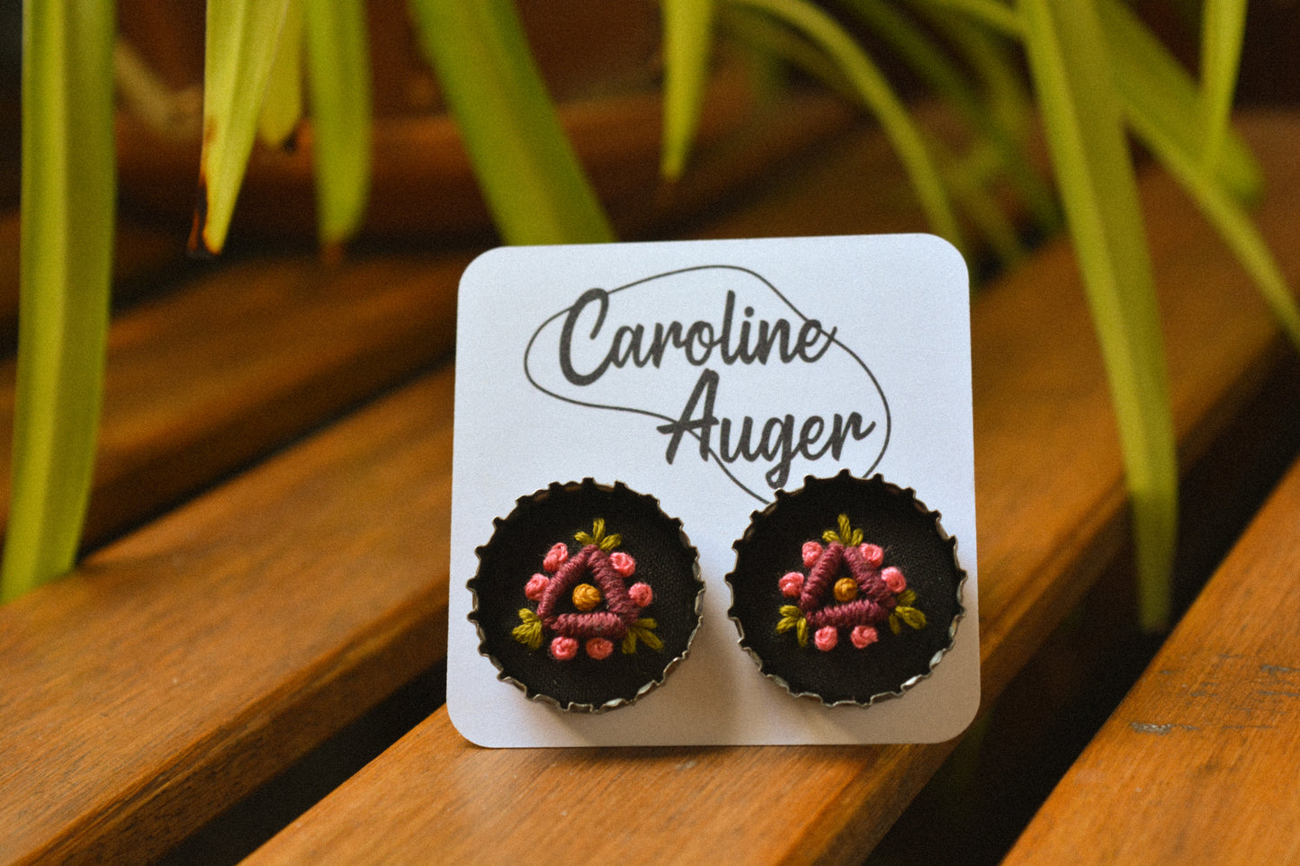 Boucles d’oreilles à fleurs brodées à la main au Québec dans des bouchons de métal recyclés par l’artiste et designer Caroline Auger.