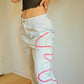 Pantalon vintage gris clair à motif abstrait brodé à la main au Québec par l’artiste et designer Caroline Auger