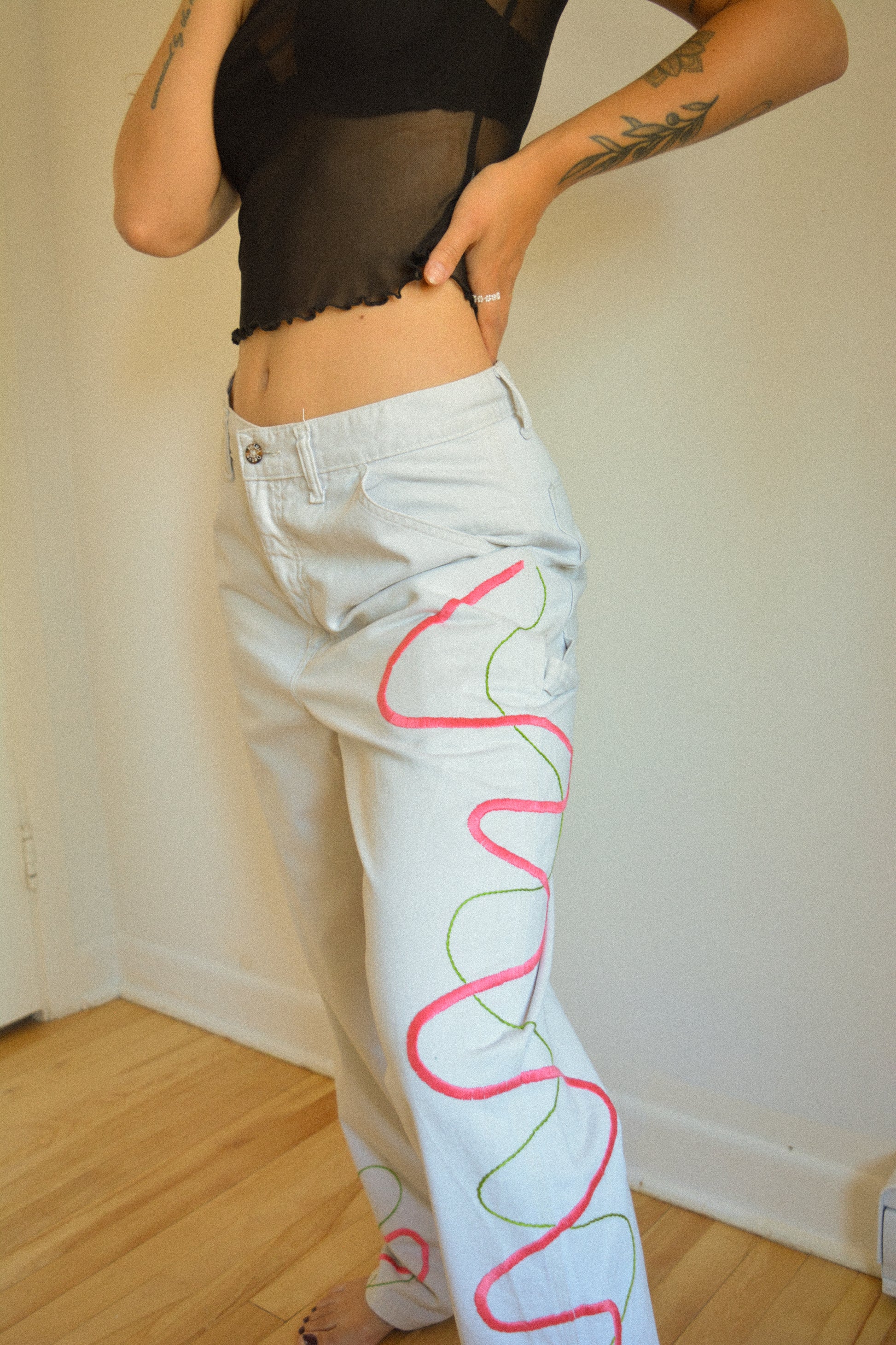 Pantalon vintage gris clair à motif abstrait brodé à la main au Québec par l’artiste et designer Caroline Auger