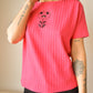 T-shirt rose balloune vintage à motif d’œil fleur old school brodé à la main au Québec par l’artiste Caroline Auger