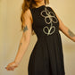 Robe noir de seconde main revalorisée par l'ajout d'un motif de fleur brodée à la main au Québec par l’artiste et designer Caroline Auger.
