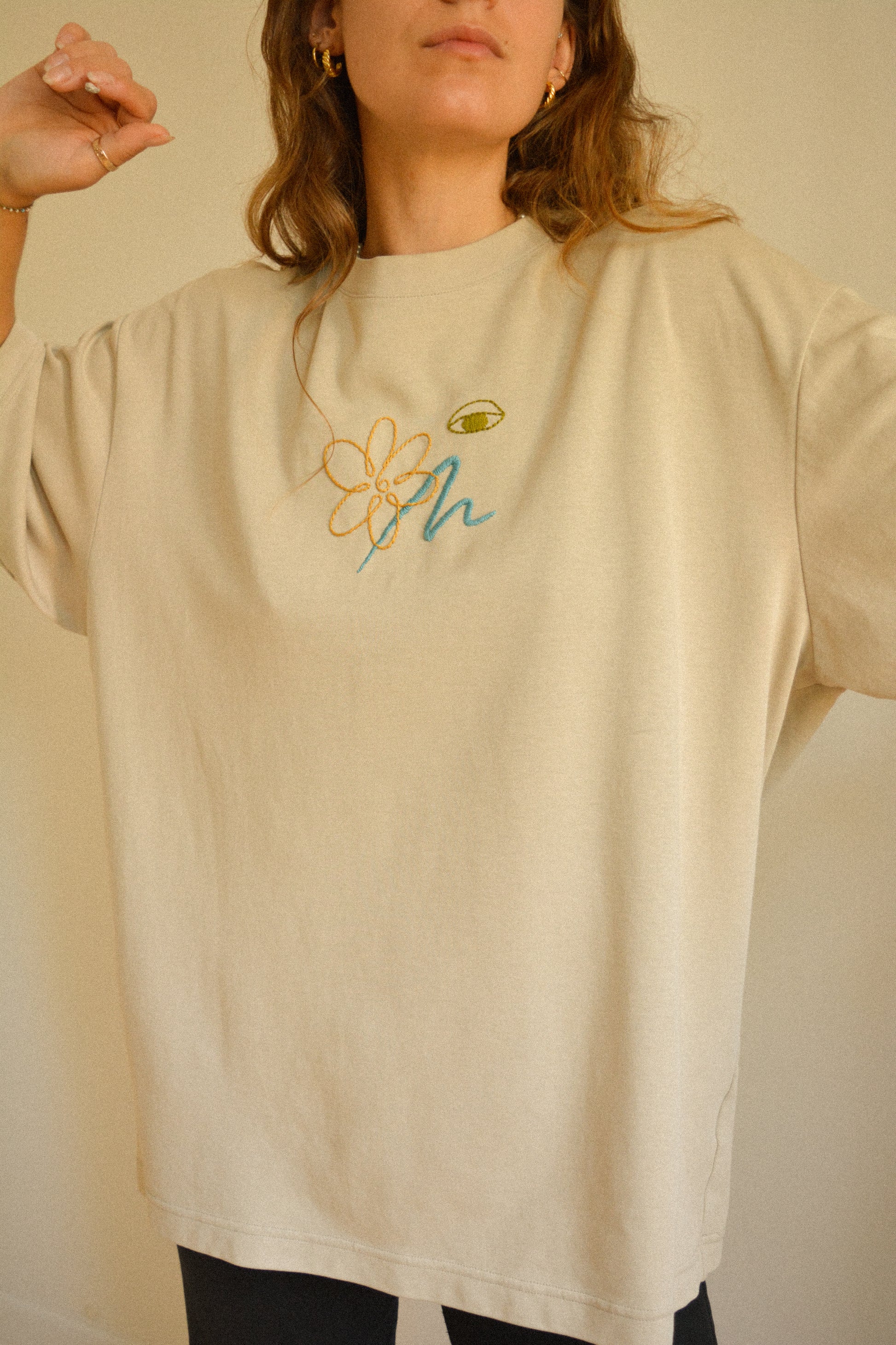 T-shirt crème à manches courtes avec motif brodé à la main au Québec par l’artiste et designer Caroline Auger