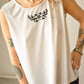 Camisole blanche vintage à motif old school brodé à la main au Québec par l’artiste Caroline Auger
