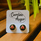 Boucles d’oreilles à fleurs brodées à la main au Québec par l’artiste et designer Caroline Auger.