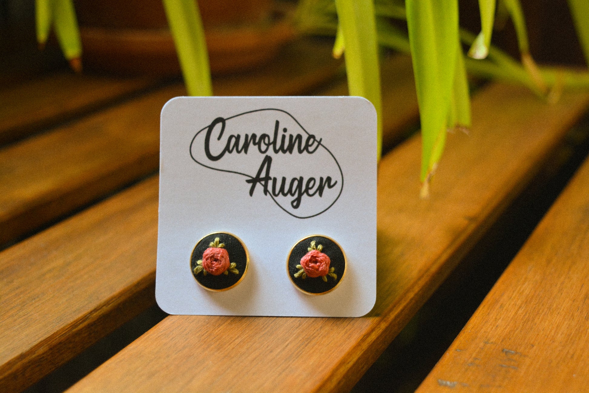 Boucles d’oreilles à fleurs brodées à la main au Québec par l’artiste et designer Caroline Auger.