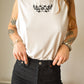 Camisole blanche vintage à motif old school brodé à la main au Québec par l’artiste Caroline Auger