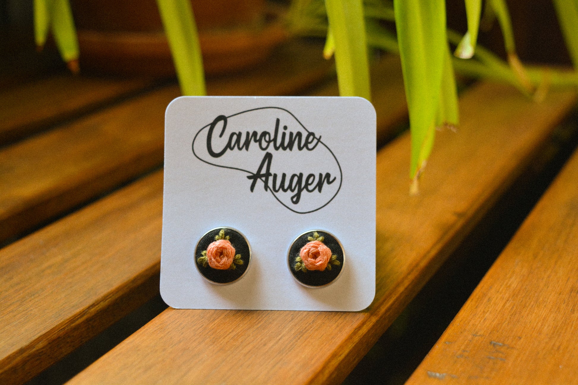 Boucles d’oreilles à fleurs brodées à la main au Québec par l’artiste et designer Caroline Auger.