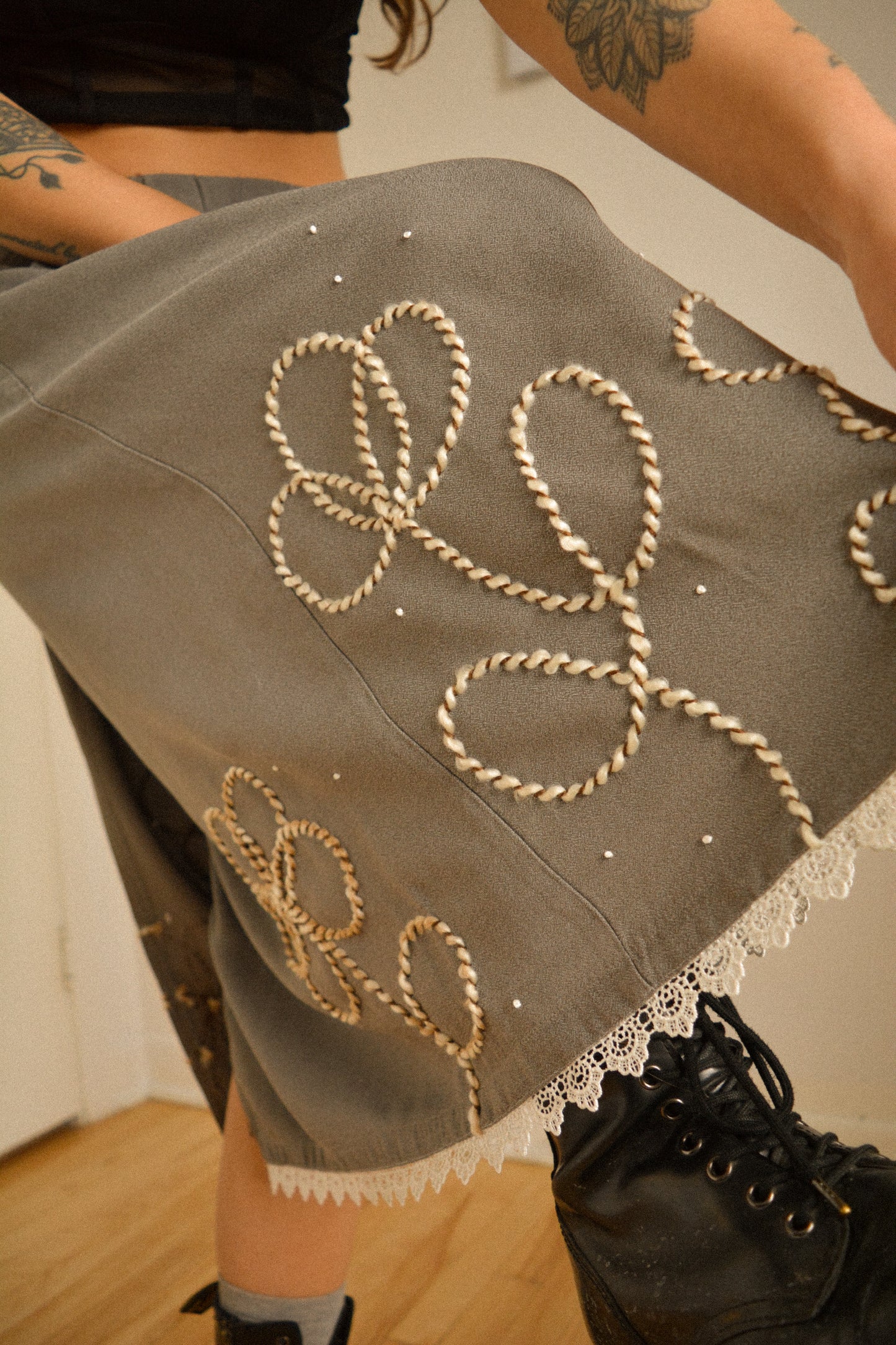 Jupe grise vintage avec dentelle et motifs de fleurs en laine brodés à la main par l’artiste et désigner québécoise Caroline Auger