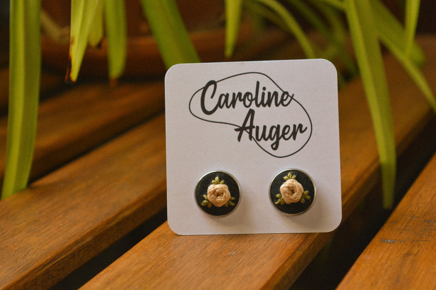 Boucles d’oreilles à fleurs brodées à la main au Québec par l’artiste et designer Caroline Auger.