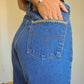 Short vintage en jeans bleu à fleurs roses brodées à la main au Québec par l’artiste et designer Caroline Auger