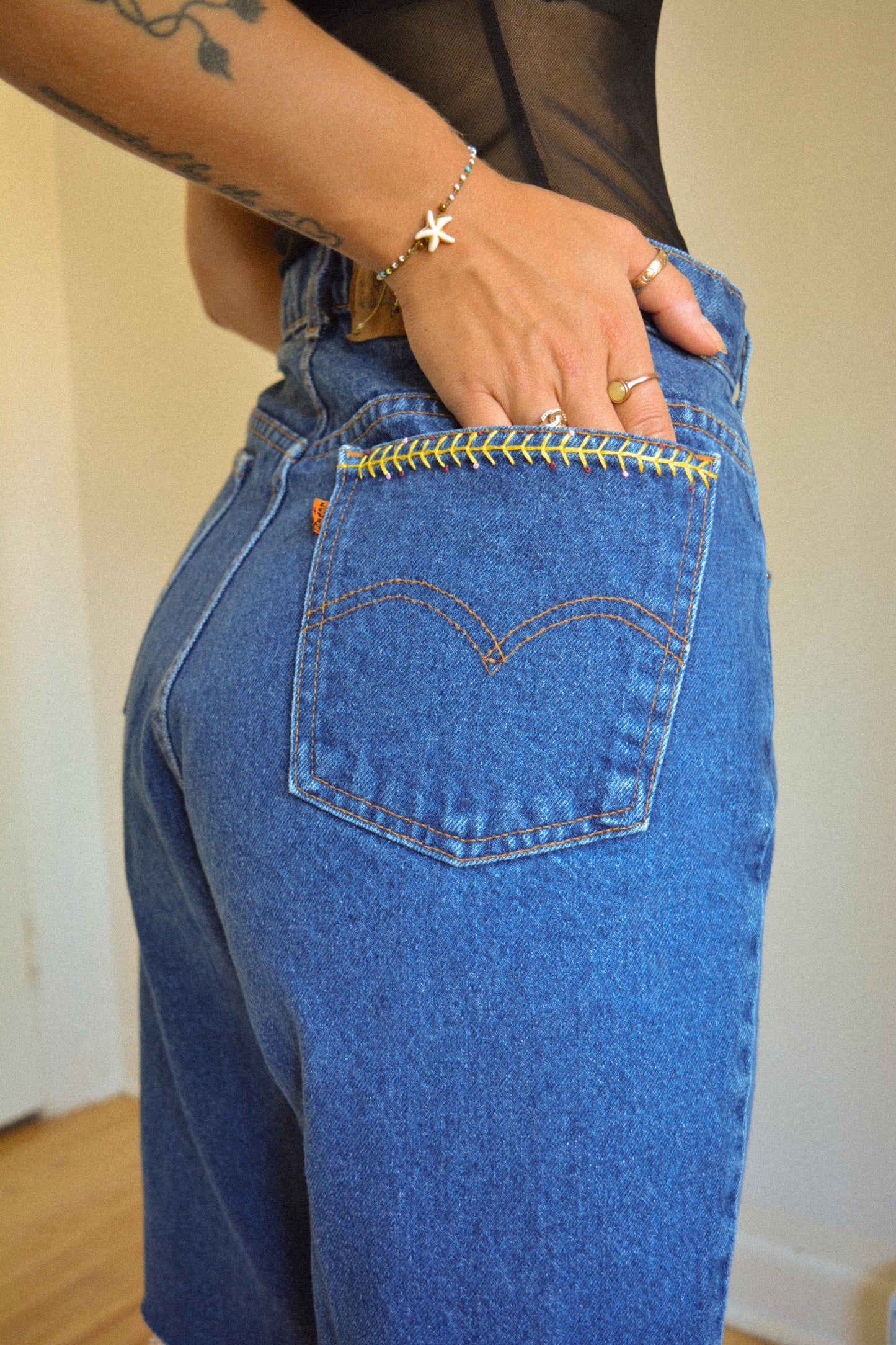 Short vintage en jeans bleu à fleurs roses brodées à la main au Québec par l’artiste et designer Caroline Auger
