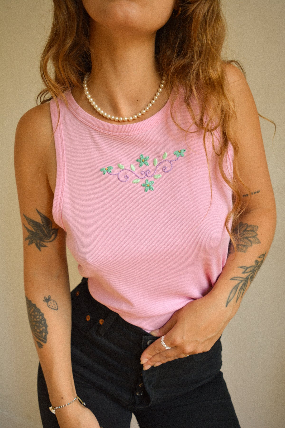 Camisole rose vintage avec motif de fleurs brodées à la main au Québec par l’artiste et designer Caroline Auger