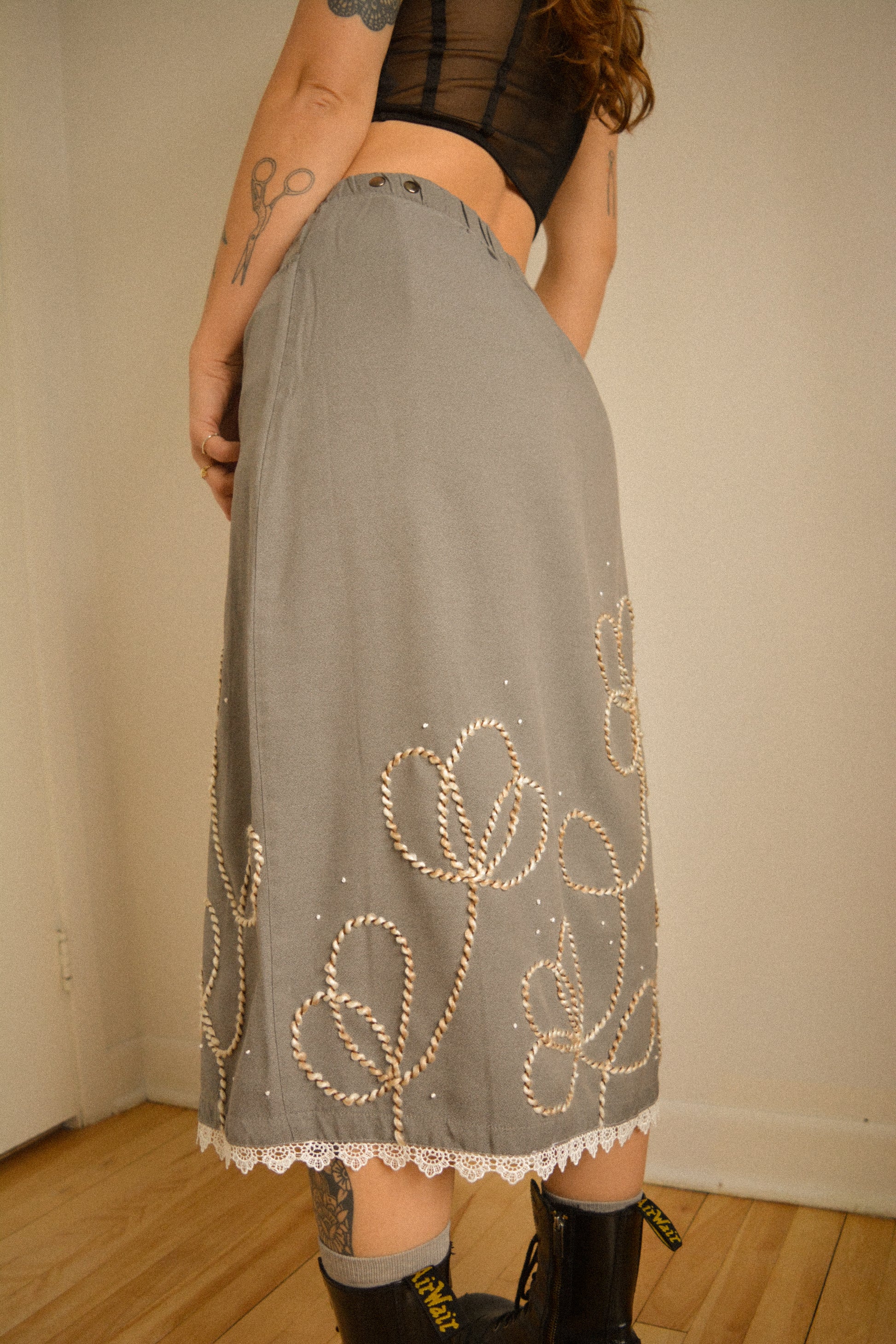 Jupe grise vintage avec dentelle et motifs de fleurs en laine brodés à la main par l’artiste et désigner québécoise Caroline Auger