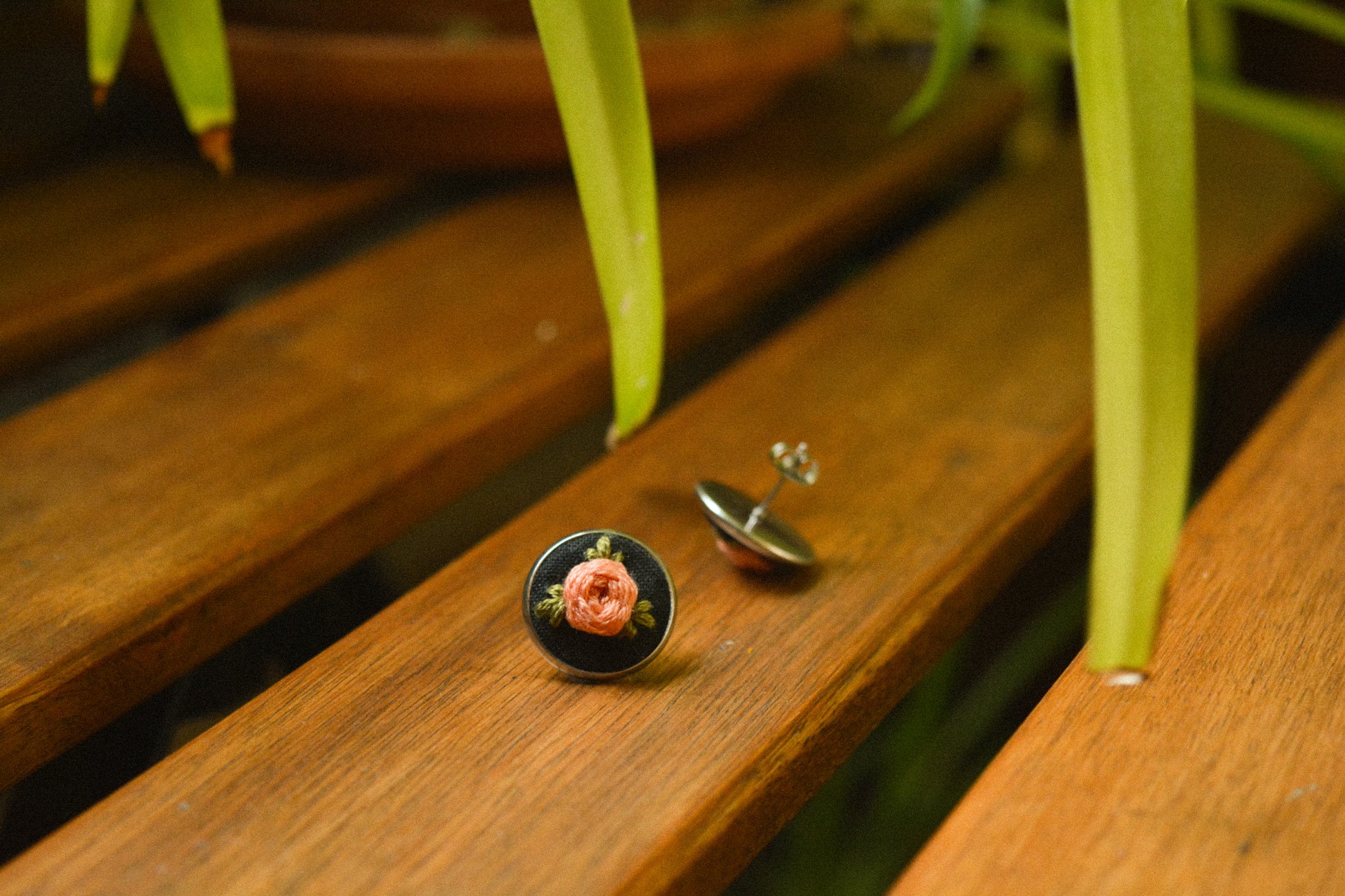 Boucles d’oreilles à fleurs brodées à la main au Québec par l’artiste et designer Caroline Auger.