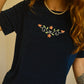 Chandail vintage à manches courtes bleu avec motif de fleurs brodées à la main au Québec par l’artiste et designer Caroline Auger