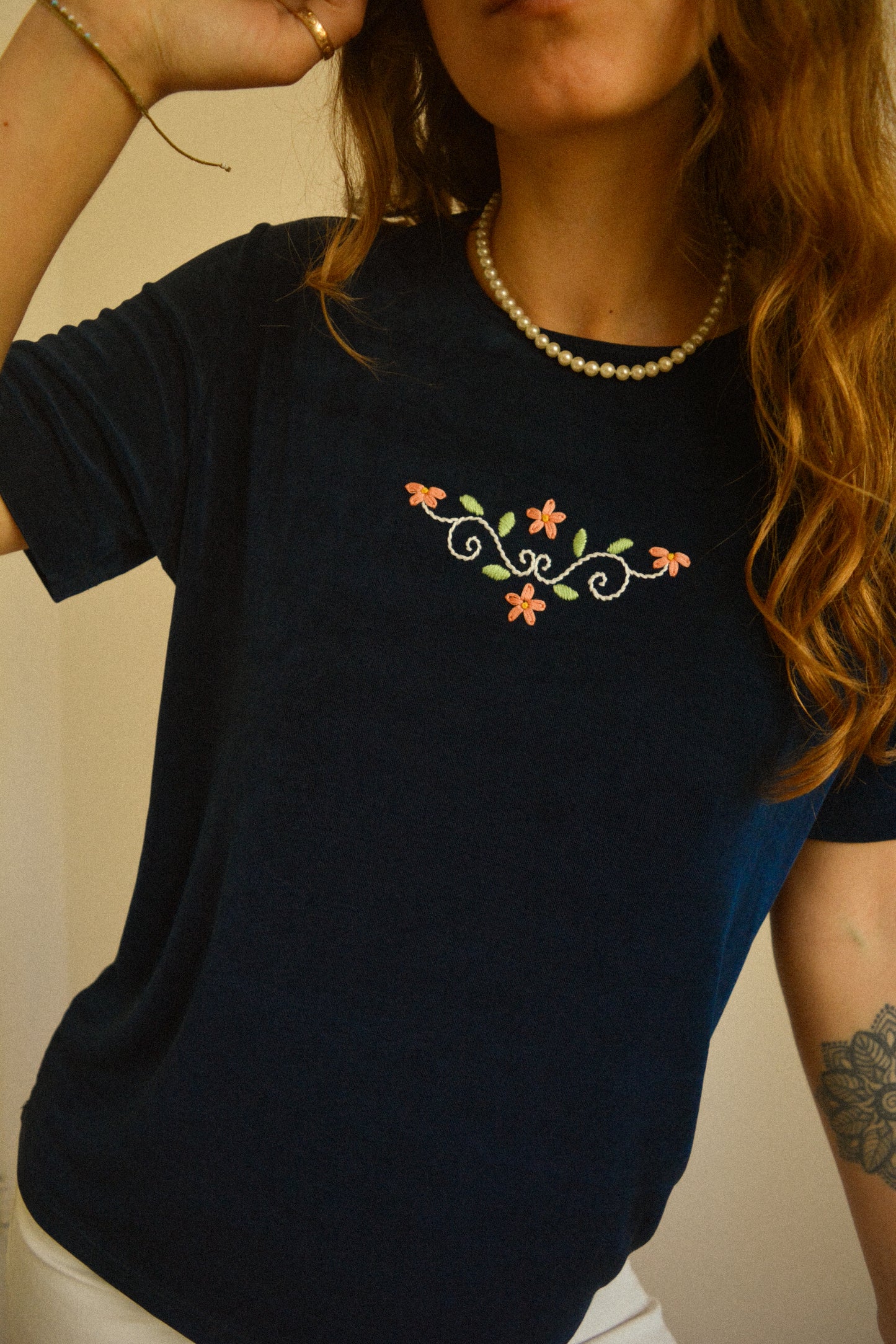 Chandail vintage à manches courtes bleu avec motif de fleurs brodées à la main au Québec par l’artiste et designer Caroline Auger